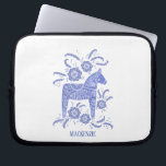 Zweedse Dala Horse - Aangepaste naam Blauwe laptop Laptop Sleeve<br><div class="desc">Een traditioneel Dalecarlair paard uit Zweden. Verwijder of verander de naam om aan te passen.</div>