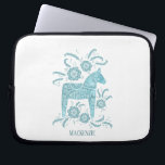 Zweedse Dala Horse - Aangepaste naam Blauwgroen Laptop Sleeve<br><div class="desc">Een traditioneel Dalecarlair paard uit Zweden. Verwijder of verander de naam om aan te passen.</div>