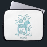 Zweedse Dala Horse - Aangepaste naam Blauwgroen Laptop Sleeve<br><div class="desc">Een traditioneel Dalecarlair paard uit Zweden. Verwijder of verander de naam om aan te passen.</div>