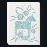 Zweedse Dala Horse Blauwgroen Groene en Witte Folk Houten Kist Print<br><div class="desc">Een traditioneel Zweeds model van de dala Horse volksstijl in blauwgroen groen en wit. Ideaal voor diegenen die van Scandinavische design houden.</div>