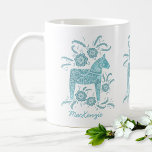 Zweedse Dala Horse Blauwgroen persoonlijke koffie- Koffiemok<br><div class="desc">Een traditioneel Zweeds Dala Horse-ontwerp in blauwgroen groen en wit. Ideaal voor mensen die van paarden,  pony's en alles wat Scandinavisch houdt. Verander de naam om aan te passen. Originele kunst van Nic Squirrell.</div>