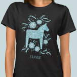 Zweedse Dala Horse Folk Art Blauwgroen douanenaam T-shirt<br><div class="desc">Een traditioneel Zweeds Dala Horse-ontwerp in blauwgroen groen en wit. Vervang of verwijder de naam om aan te passen.</div>