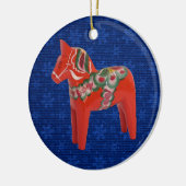 Zweedse Dala Horse on Field of Blue Stars Keramisch Ornament (Links)