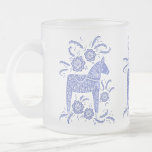 Zweedse Dala Periwinkle Blue en White Matglas Koffiemok<br><div class="desc">Een traditioneel Zweeds Dala Horse-ontwerp in indigo blauw en wit. Ideaal voor mensen die van paarden,  pony's en alles wat Scandinavisch houdt. Originele kunst van Nic Squirrell.</div>