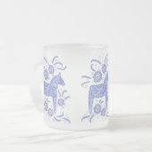 Zweedse Dala Periwinkle Blue en White Matglas Koffiemok (Voorkant links)