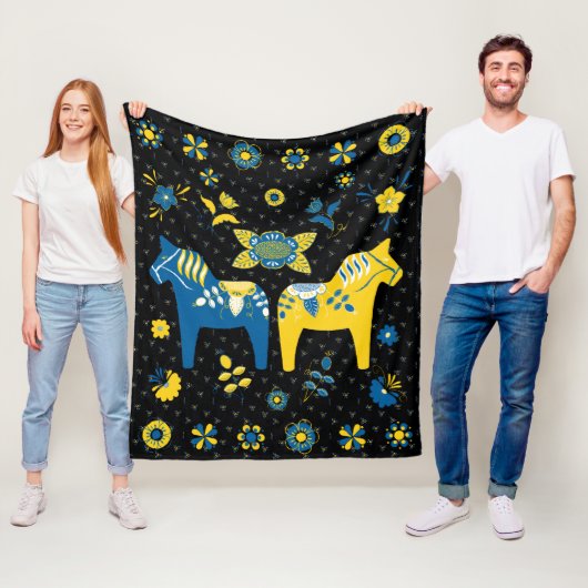 Zweedse Folk Dala Horse l Blue and Yellow Fleece Deken (In situ)