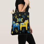 Zweedse Folk Dala Horse l Blue and Yellow Tote Bag (Dichtbij)