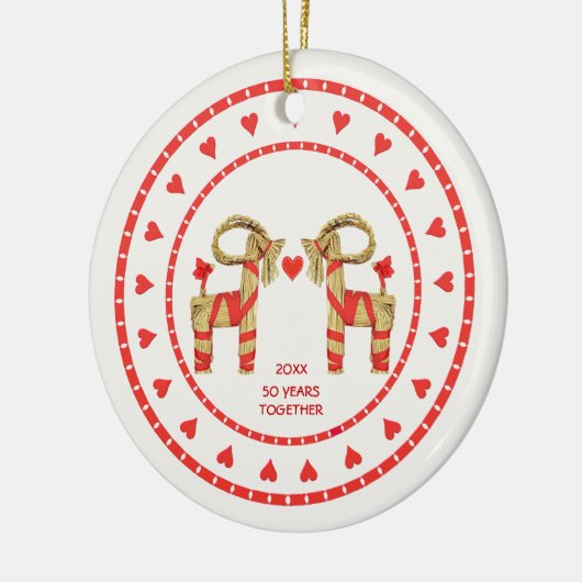 Zweedse rietgeiten 50 jaar samen gedateerd keramisch ornament (Links)