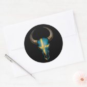Zweedse vlag Bull Skull op zwart Ronde Sticker (Envelop)