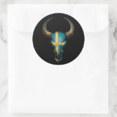 Zweedse vlag Bull Skull op zwart Ronde Sticker (Tas)