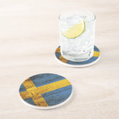 Zweedse vlag op oude houten korrels zandsteen onderzetter (Zijkant)