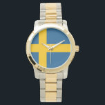 Zweedse vlag Zweden Horloge<br><div class="desc">Zweedse vlag - geel kruis De Zweedse vlag werd zeer waarschijnlijk geïnspireerd door de oudste Noordse vlag - Deens Danneborg. Het gele kruis op een blauwe achtergrond bereikt de randen van de vlag en zijn kortere arm ligt dichter bij de linkerkant van de vlag. #Zweden #zweeds #yellowcross #Noords</div>