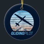 Zweefvlieger  Aviator Sunset-vliegtuig Keramisch Ornament<br><div class="desc">Zweefvlieger met bergen en Sunset Aviator Retro Souvenir Design. Glijdende piloot voor vlieg door vliegtuig met zonsopgang. Ontwerp van zweefvlieger en vliegtuig. Zweefvlieger hobby retro ontwerp voor zweefvliegtuig en vrienden. Sunset Gliding Pilot ontwerp voor zweefvliegers of vliegtuigen piloten. Glijdende Pilot Aviator met Mountain en Sunset Artwork. U kunt het ontwerp...</div>