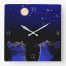 Zwei Katzen beobachten Mond und Sterne