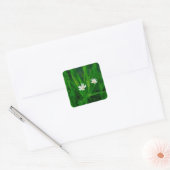 zwei weiße Blumen auf einer grünen Wiese  Vierkante Sticker (Envelop)