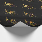 Zwematisch script Zodiac Sign Aries Gold op Black Cadeaupapier (Hoek)