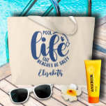 Zwembad Life Blue Grote Tote Bag<br><div class="desc">Maak een statement of geef als een leuk cadeau, deze natuurlijke kleur canvas tas beschikt over jouw naam en "Pool life cuz stranden be salty" in chique blauwe letters. OVEREENKOMENDE objecten in ons collectie.</div>