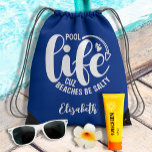 Zwembad Life Blue Trekkoord Rugzakje<br><div class="desc">Maak een statement of geef als een leuk cadeau,  deze lichte rugzak met trekkoord heeft jouw naam en "Pool life cuz stranden be salty" in chique witte letters op blauw. OVEREENKOMENDE objecten in ons collectie.</div>