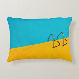 Zwembad met roestvrijstalen ladder accent kussen