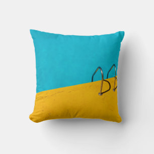 Zwembad met roestvrijstalen ladder kussen