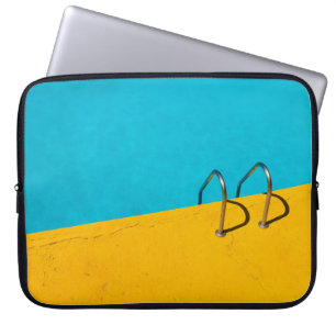 Zwembad met roestvrijstalen ladder laptop sleeve