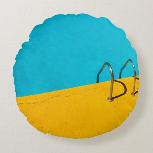 Zwembad met roestvrijstalen ladder rond kussen