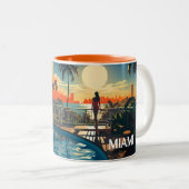 Zwembad patio bij zonsopgang met uitzicht op Miami Tweekleurige Koffiemok (Voorkant rechts)