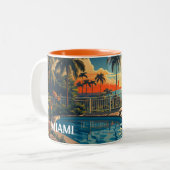 Zwembad patio bij zonsopgang met uitzicht op Miami Tweekleurige Koffiemok (Voorkant links)