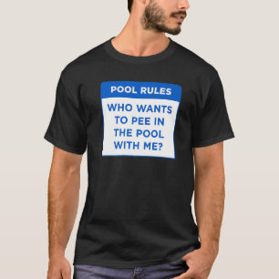 Zwembad regels die wil plassen in het zwembad met t-shirt