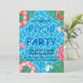 Zwembadfeest met kleurrijke strandballen en zwemba kaart (Staand voorkant)