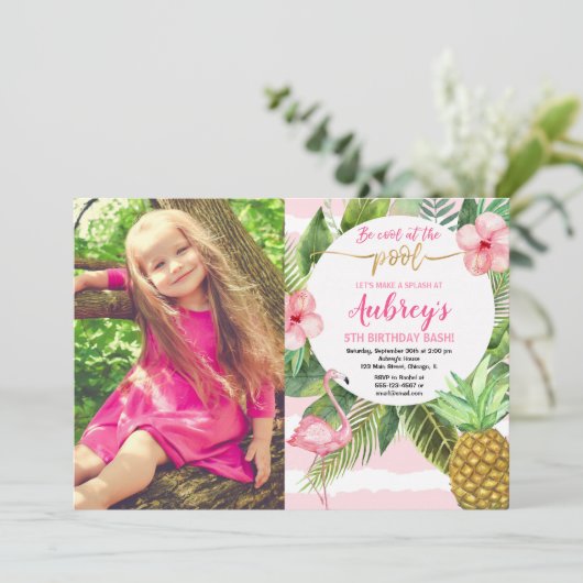Zwembadfeest verjaardag, tropische roze en gouden  kaart (Staand voorkant)