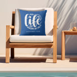 Zwembadleven is beter buitenkussen<br><div class="desc">Maak een statement voor uw huis of een cadeau als een leuk cadeau,  dit buitenkussen heeft uw familienaam,  het jaar gevestigd en "Pool life cuz stranden be salty" in chique belettering. Wijzig de kleur met de gereedschappen Zazzle bewerken.</div>