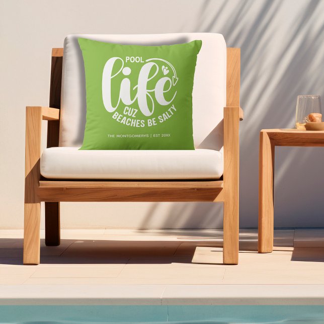 Zwembadleven Lime Green Buitenkussen (Personalized "Pool life cuz beaches be salty" graphic on lime green outdoor pillow)