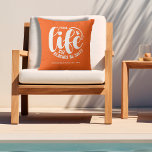 Zwembadleven Sinaasappel Buitenkussen<br><div class="desc">Maak een statement voor uw huis of een cadeau als een leuk cadeau,  dit oranje buitenkussen heeft uw familienaam,  het jaar gevestigd,  en "Pool life cuz stranden zijn zout" in chique belettering. Wijzig de kleur met de gereedschappen Zazzle bewerken. OVEREENKOMENDE objecten in ons collectie.</div>