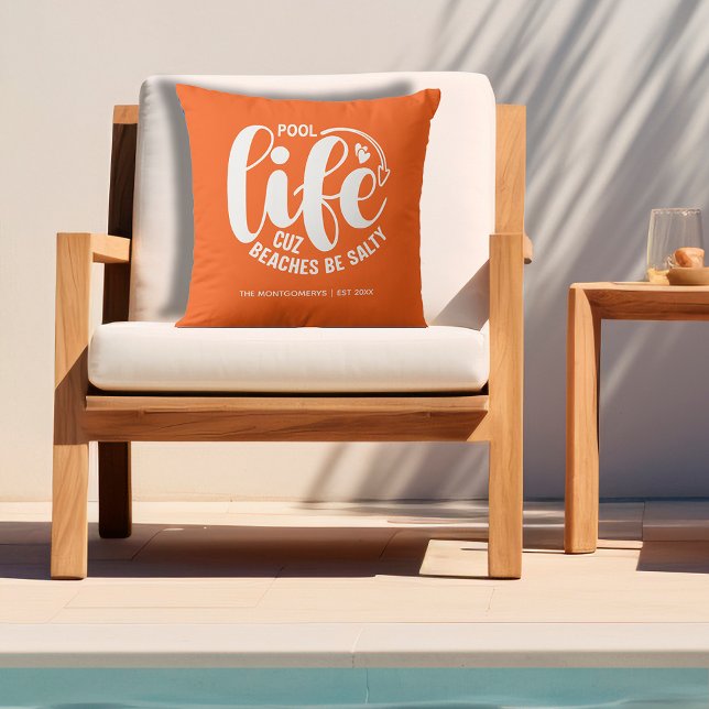 Zwembadleven Sinaasappel Buitenkussen (Personalized "Pool life cuz beaches be salty" graphic on orange outdoor pillow)