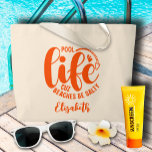 Zwembadleven Sinaasappel Grote Tote Bag<br><div class="desc">Maak een statement of geef als een leuk cadeau,  deze natuurlijke kleur canvas tas beschikt over jouw naam en "Pool life cuz stranden be salty" in chique oranje belettering. OVEREENKOMENDE objecten in ons collectie.</div>