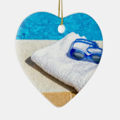 Zwembrillen en handdoeken nabij zwembad keramisch ornament (Rechts)