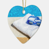 Zwembrillen en handdoeken nabij zwembad keramisch ornament (Links)