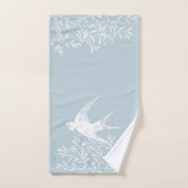 Zwemdvogel die over de olijftak vliegt bad handdoek (Handdoek)