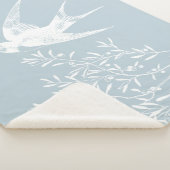 Zwemdvogel die over de olijftak vliegt sherpa deken (3/4)