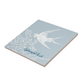 Zwemdvogel die over de olijftak vliegt tegeltje (Zijkant)