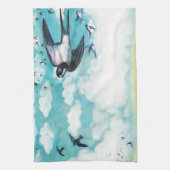 Zwemelen die over een tarweveld vliegen theedoek (Verticaal)