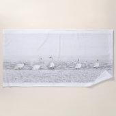 Zwemelen in de winter sneeuwelegant wit grijs strandlaken (Voorkant)