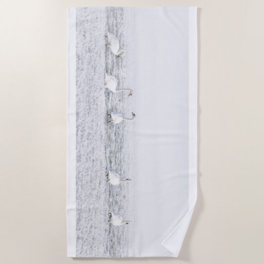 Zwemelen in de winter sneeuwelegant wit grijs strandlaken (Voorkant)