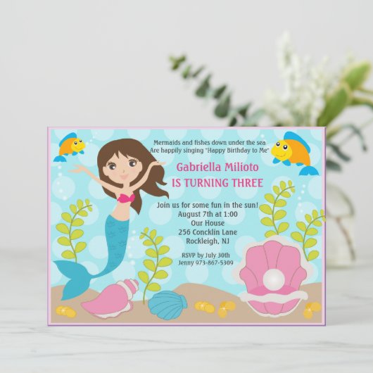 Zwemend meisje uitgenodigd op de verjaardag van he kaart (Staand voorkant)