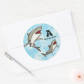 Zwemende haaien, voeg de Naam van het Kind en Mono Ronde Sticker (Envelop)