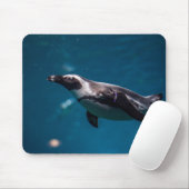 Zwemende pinguïn in de zee. muismat (Met muis)