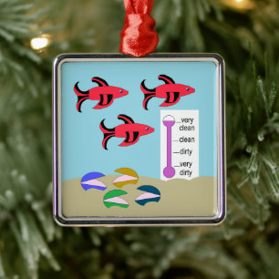 Zwemende rode en zwarte vissen met schelpdieren: metalen ornament