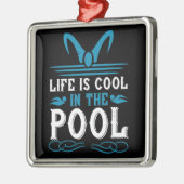 Zwemmen - Het leven is koel in het zwembad Metalen Ornament (Links)