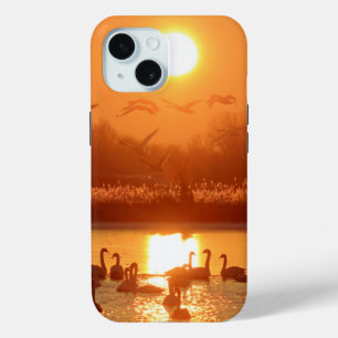 Zwemmen in het meer bij Sunset iPhone 15 Case
